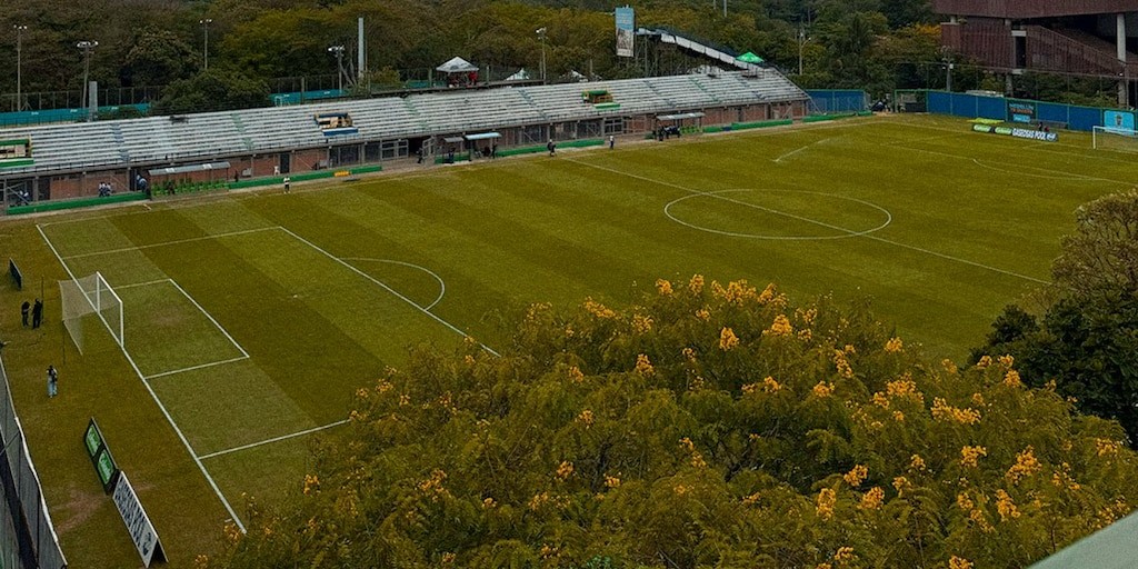 Defensor de Millonarios critica el estado de la cancha del estadio Cincuentenario de Medellín