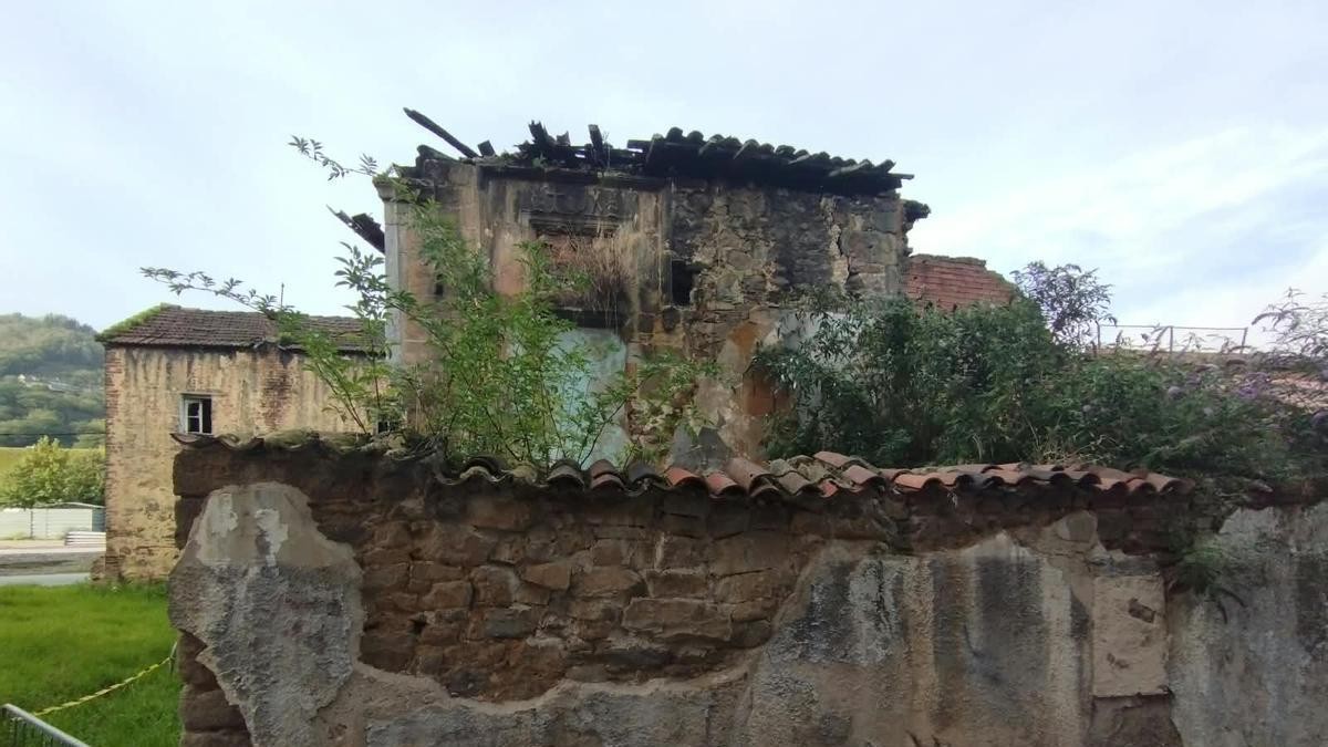 Patrimonio medieval en Langreo: los restos de la casa-torre de El Puente siguen en riesgo de demolición